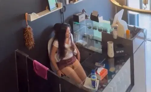 Đang lén lút chịch quầy thu ngân thì khách vào em phải rút ra vội